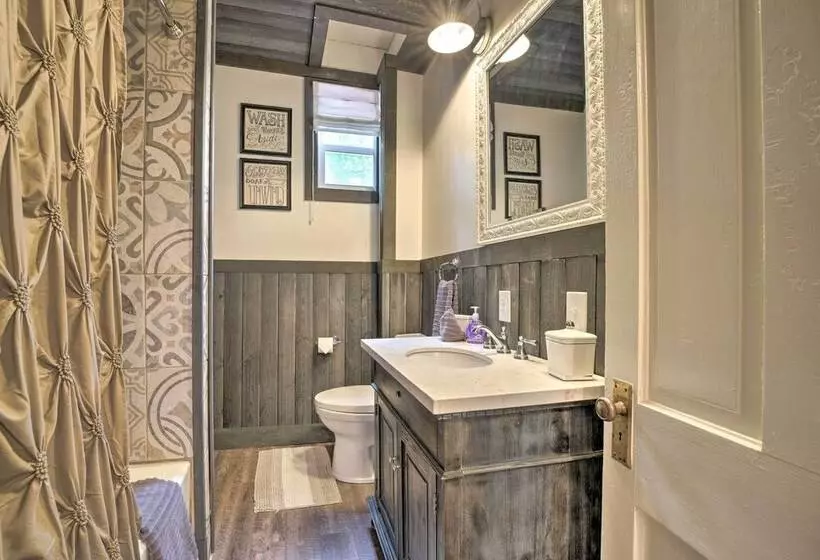 Historic Westfield Home: 2 Mi To Lake Erie!