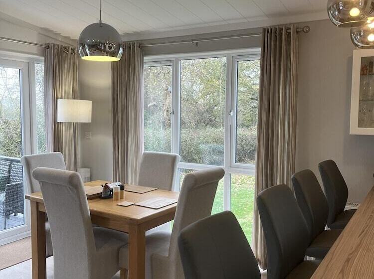 בית מלון כפרי St Helens   Lodge   Sleeps 4   Pets Allowed   Pool