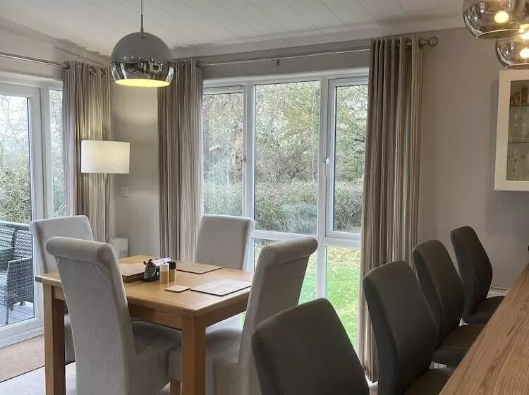 Hotelli St Helens   Lodge   Sleeps 4   Pets Allowed   Pool