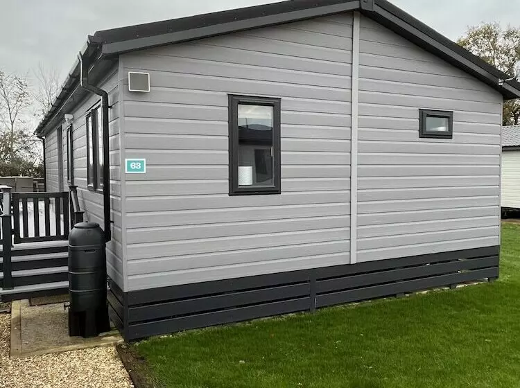 Hotelli St Helens   Lodge   Sleeps 4   Pets Allowed   Pool