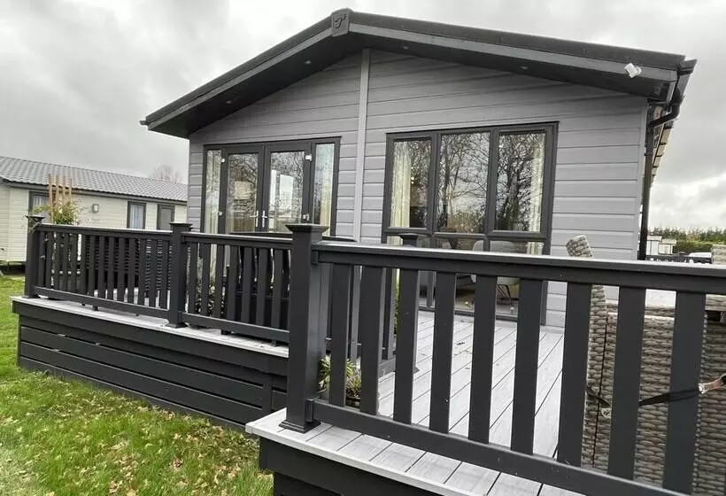 Hotelli St Helens   Lodge   Sleeps 4   Pets Allowed   Pool