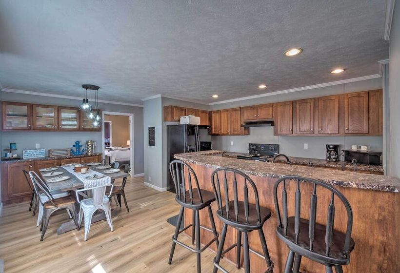 Kentucky House Located On Dale Hollow Lake!