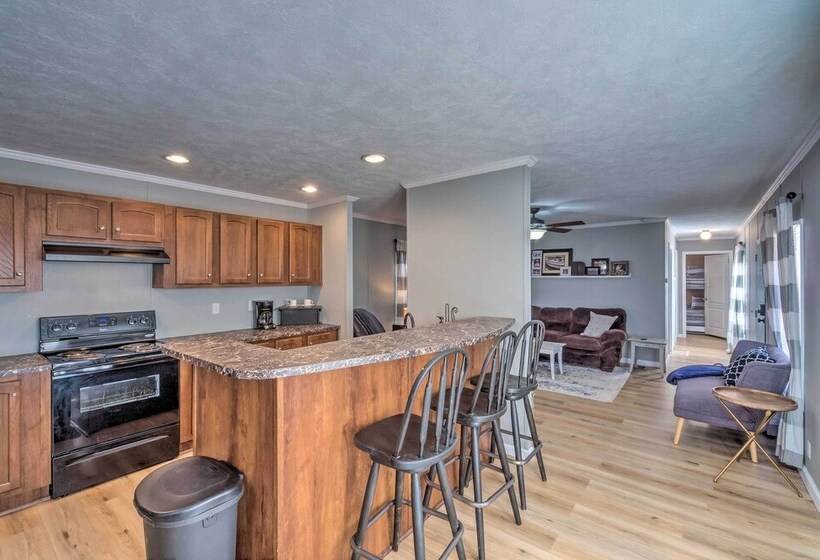 Kentucky House Located On Dale Hollow Lake!