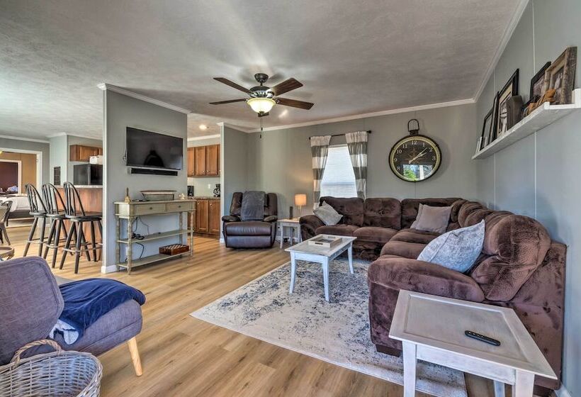 Kentucky House Located On Dale Hollow Lake!