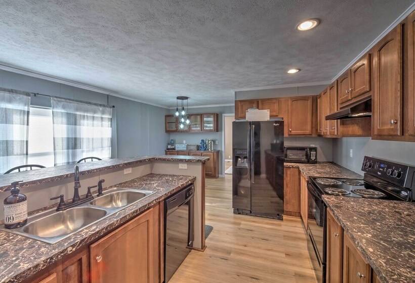 Kentucky House Located On Dale Hollow Lake!