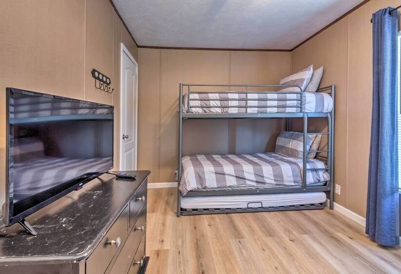 Kentucky House Located On Dale Hollow Lake!