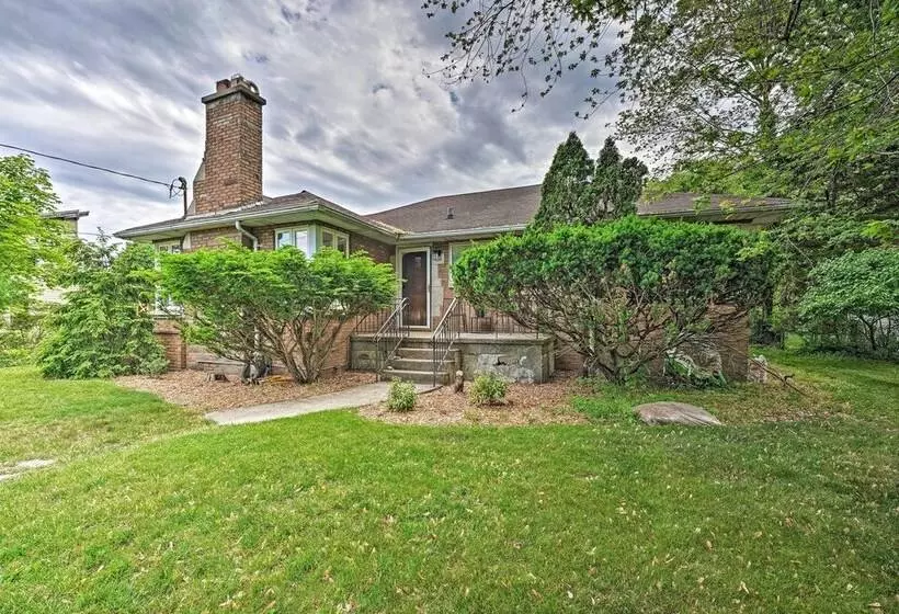 Lake Michigan Hideaway: Pool, Steps To Beach!