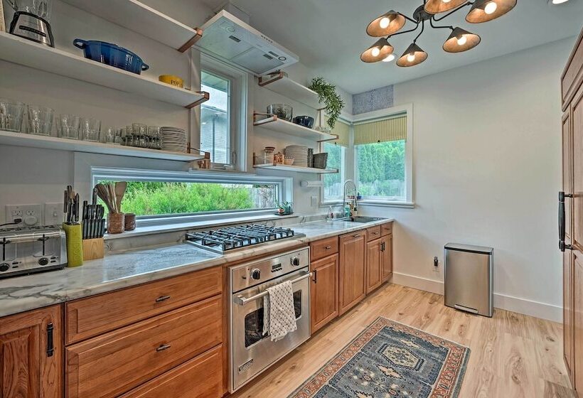 Lake Michigan Hideaway: Pool, Steps To Beach!