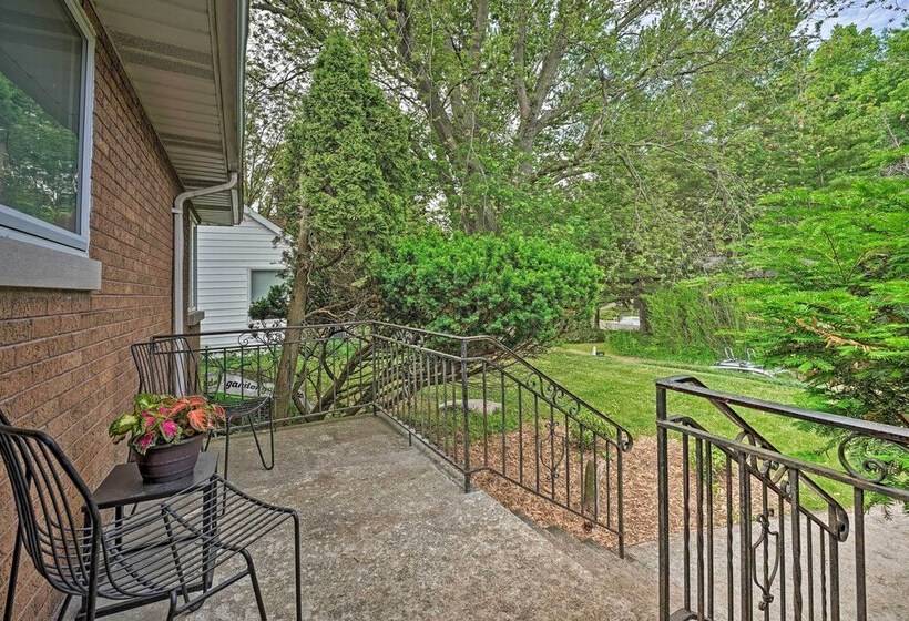Lake Michigan Hideaway: Pool, Steps To Beach!