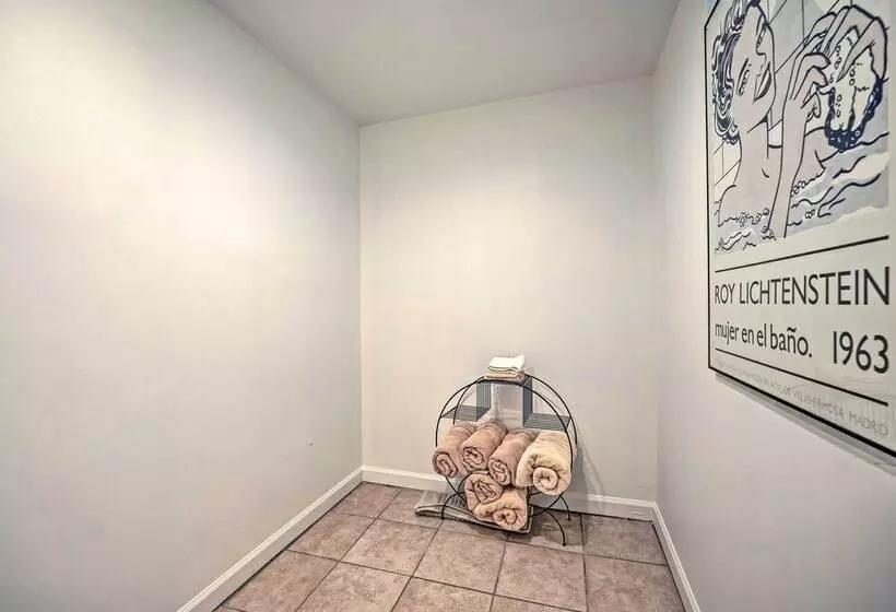 Lake Michigan Hideaway: Pool, Steps To Beach!