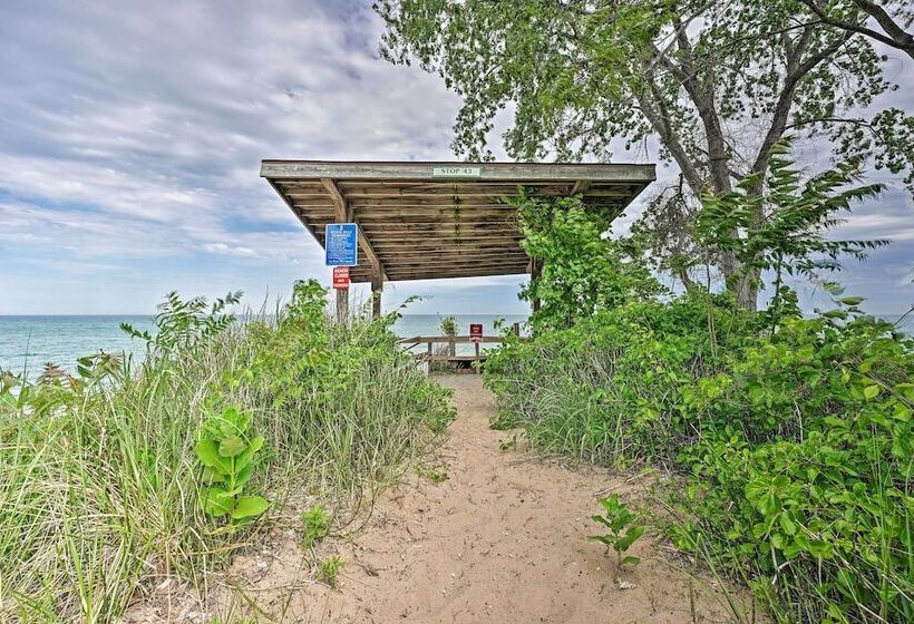 Lake Michigan Hideaway: Pool, Steps To Beach!