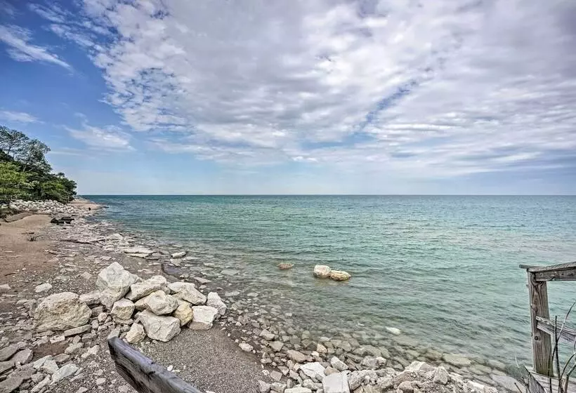 Lake Michigan Hideaway: Pool, Steps To Beach!