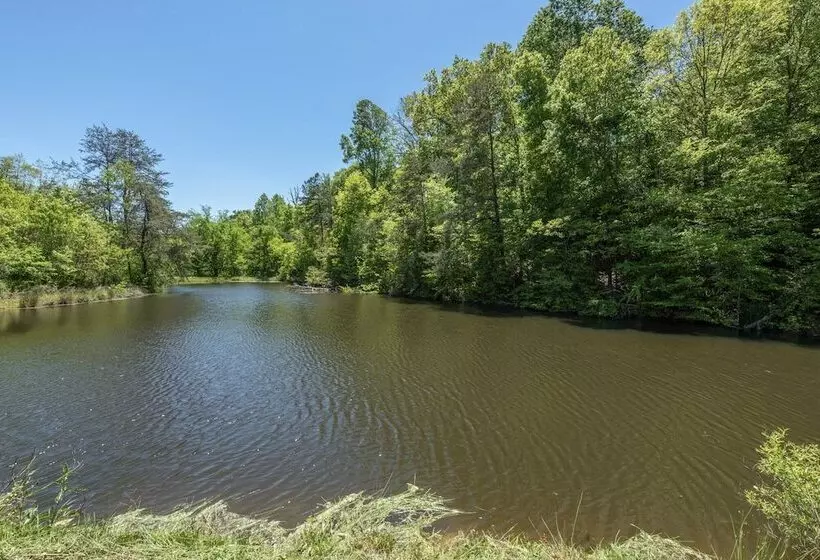 Pet Friendly Cabin Hot Tub, Games & Fishing Pond