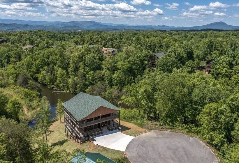 Pet Friendly Cabin Hot Tub, Games & Fishing Pond