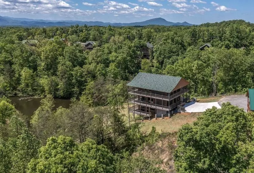 Pet Friendly Cabin Hot Tub, Games & Fishing Pond