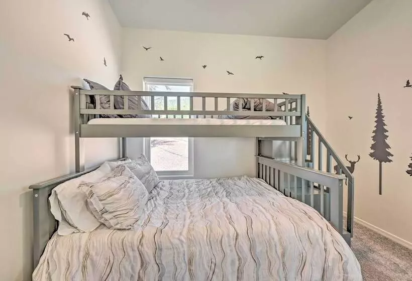 Mtn Views & Gas Fire Pit: Luxe Pine Escape!