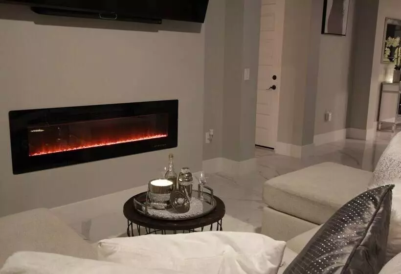 Upscale Peoria Home W/ Gazebo & Putting Green