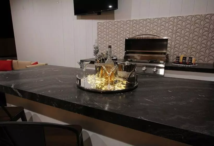 Upscale Peoria Home W/ Gazebo & Putting Green