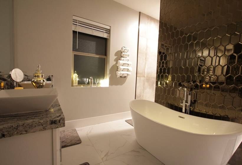 Upscale Peoria Home W/ Gazebo & Putting Green