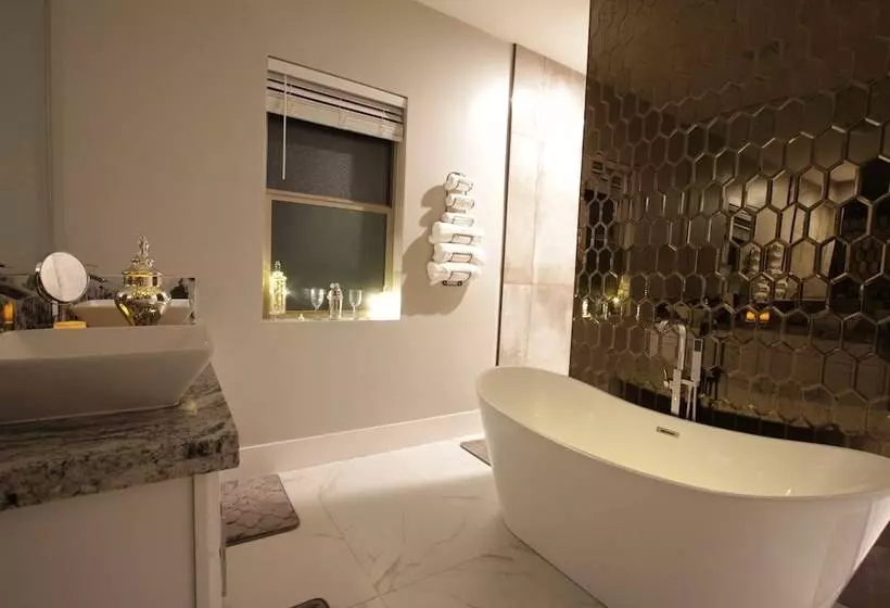 Upscale Peoria Home W/ Gazebo & Putting Green