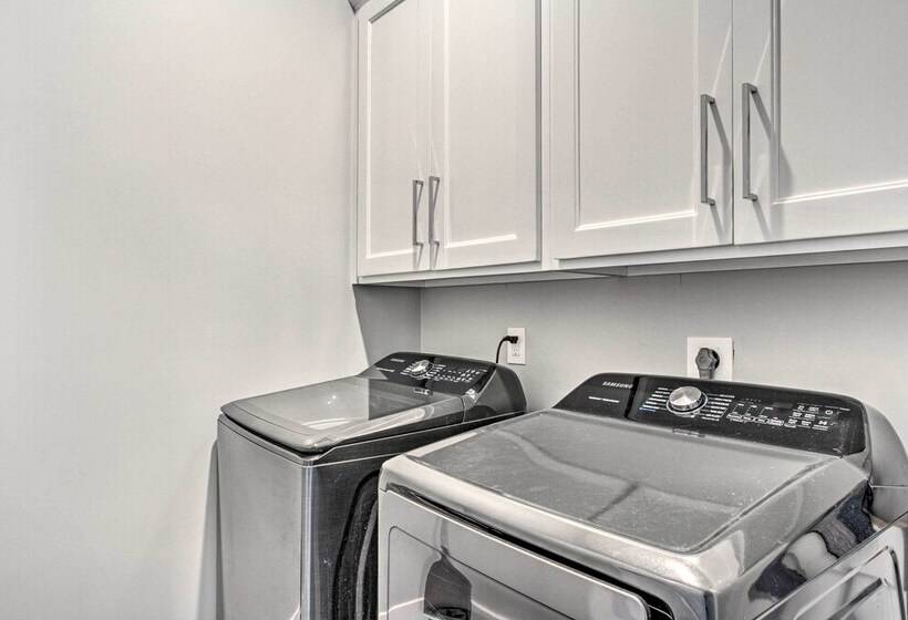 Upscale Peoria Home W/ Gazebo & Putting Green