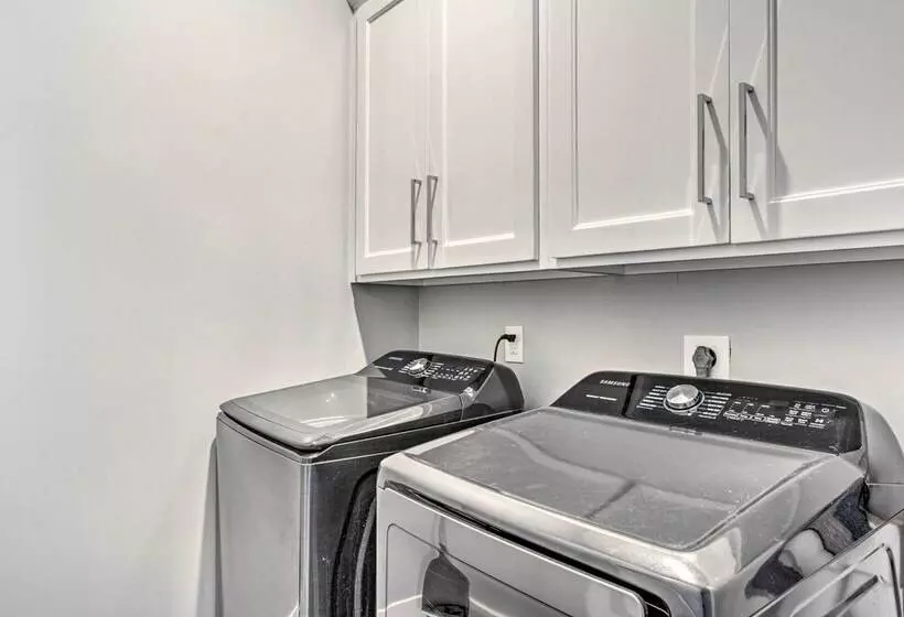 Upscale Peoria Home W/ Gazebo & Putting Green