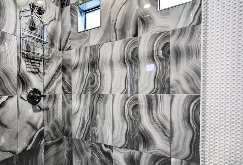 Upscale Peoria Home W/ Gazebo & Putting Green