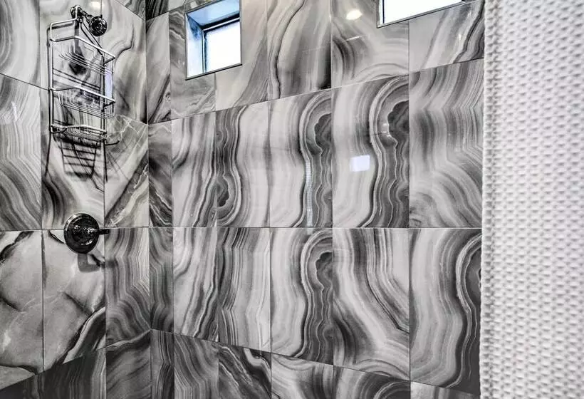 Upscale Peoria Home W/ Gazebo & Putting Green