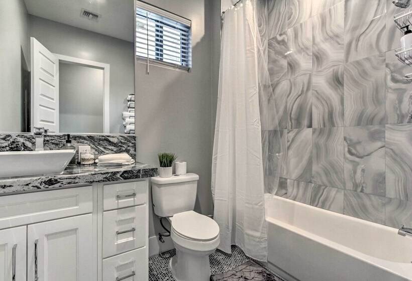 Upscale Peoria Home W/ Gazebo & Putting Green