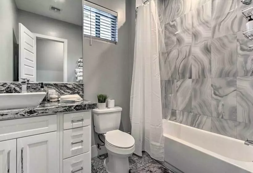 Upscale Peoria Home W/ Gazebo & Putting Green