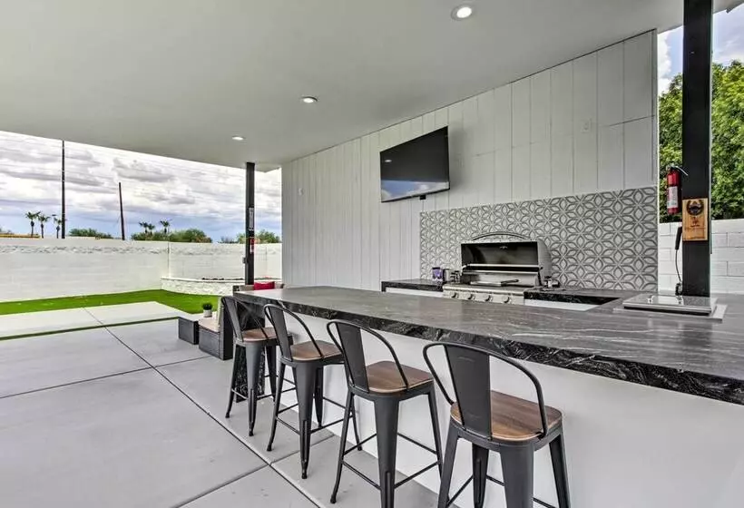 Upscale Peoria Home W/ Gazebo & Putting Green