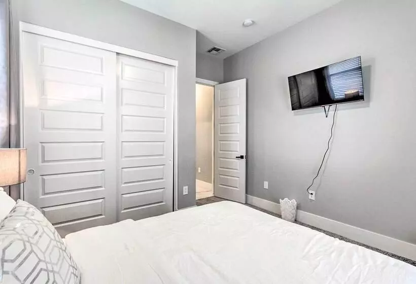 Upscale Peoria Home W/ Gazebo & Putting Green