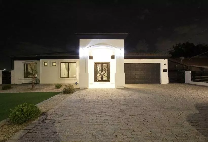 Upscale Peoria Home W/ Gazebo & Putting Green