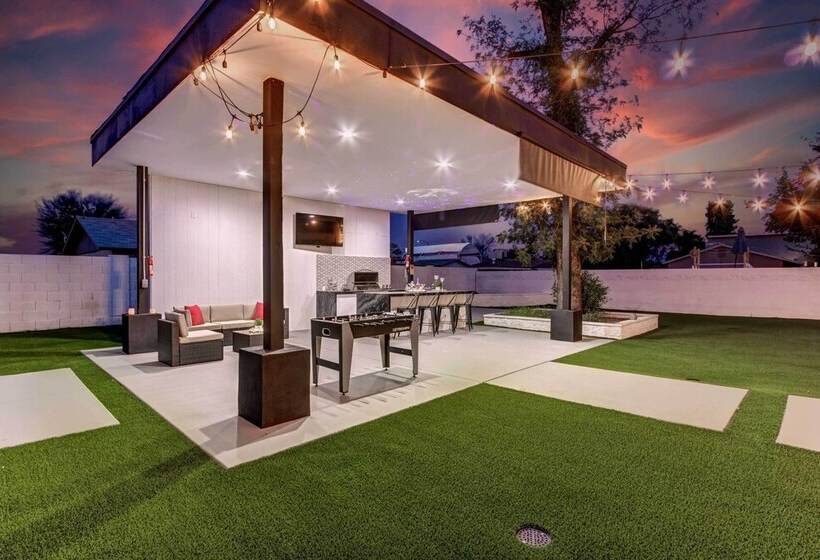 Upscale Peoria Home W/ Gazebo & Putting Green