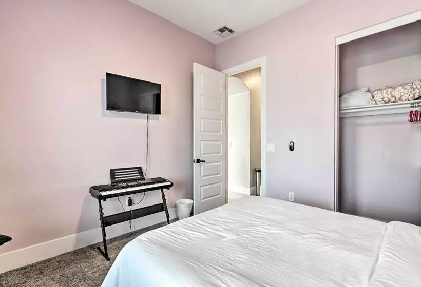 Upscale Peoria Home W/ Gazebo & Putting Green