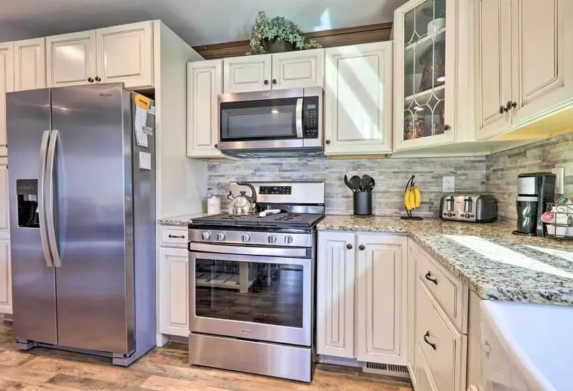 Quaint Creekside Cottage W/ Porch & Backyard!