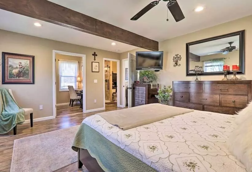 Quaint Creekside Cottage W/ Porch & Backyard!