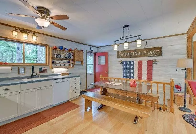 Quiet Retreat On Lake W/ Kayaks, Boats + Bikes!