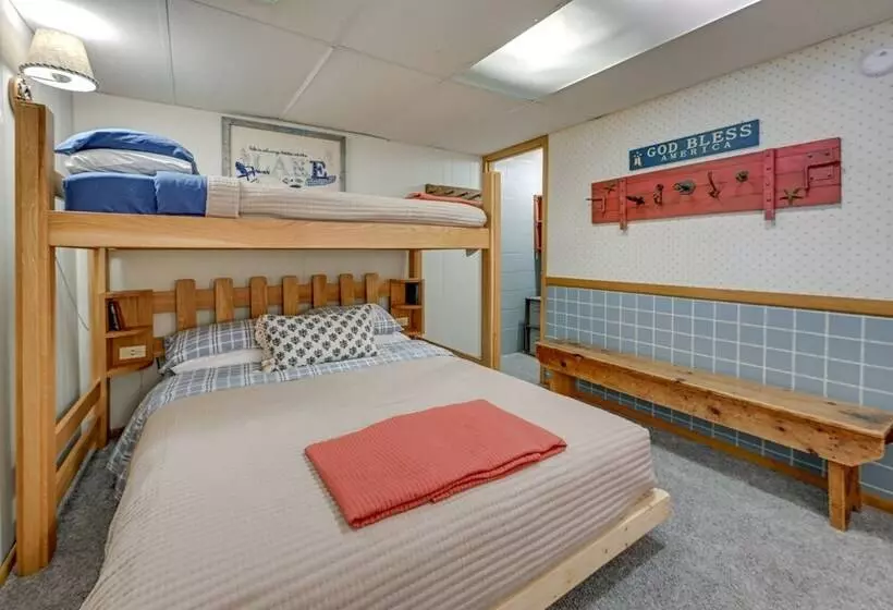 Quiet Retreat On Lake W/ Kayaks, Boats + Bikes!