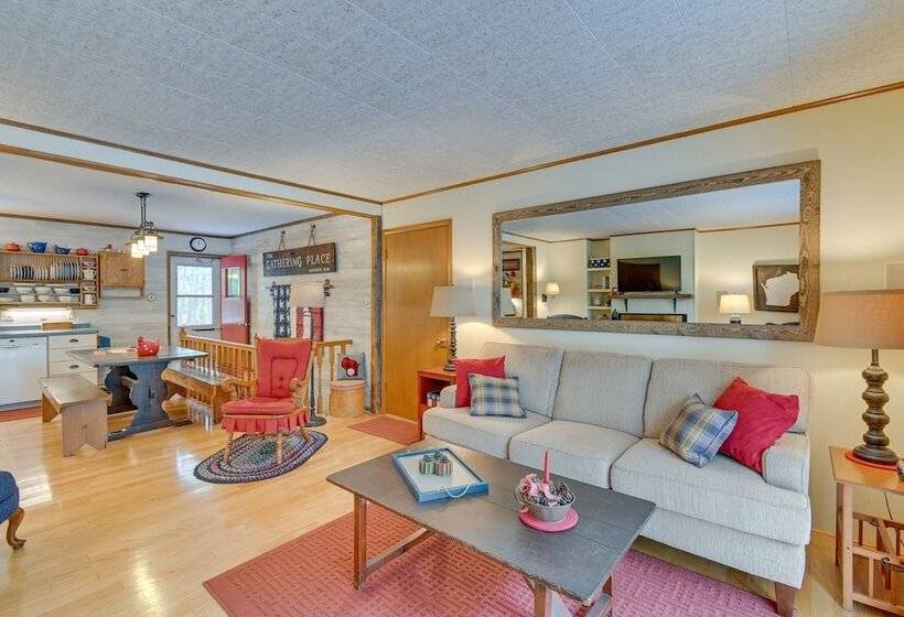 Quiet Retreat On Lake W/ Kayaks, Boats + Bikes!