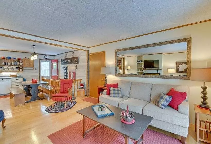 Quiet Retreat On Lake W/ Kayaks, Boats + Bikes!