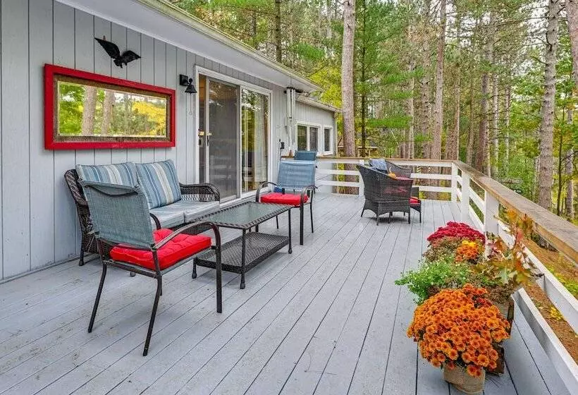 Quiet Retreat On Lake W/ Kayaks, Boats + Bikes!