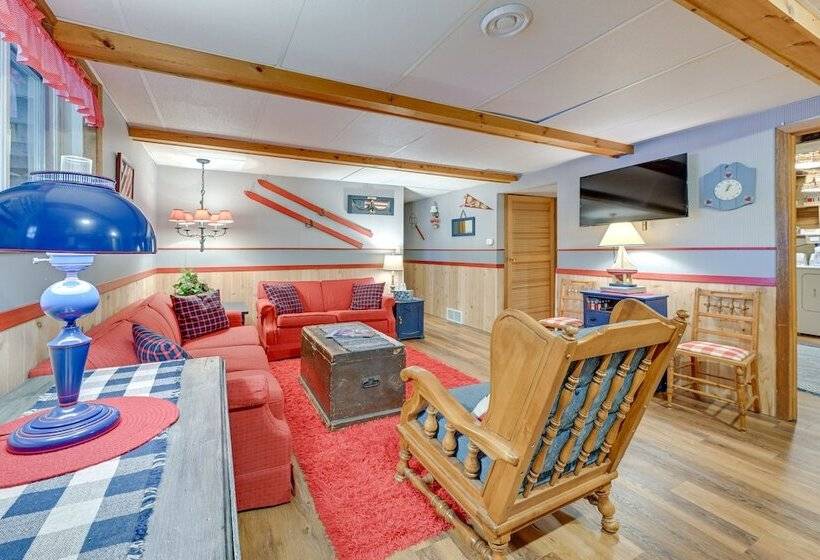 Quiet Retreat On Lake W/ Kayaks, Boats + Bikes!