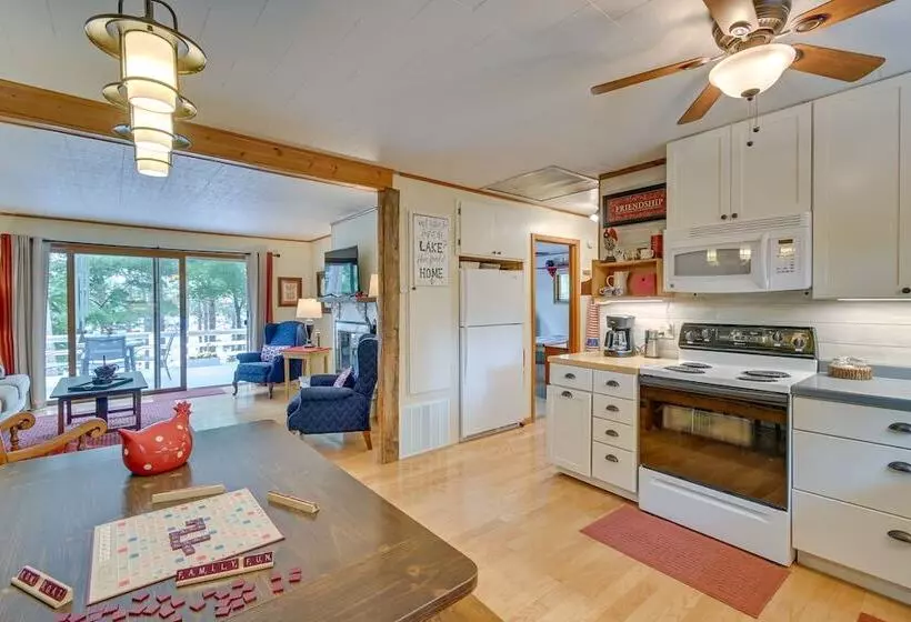 Quiet Retreat On Lake W/ Kayaks, Boats + Bikes!