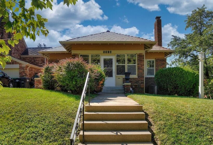 Quiet Twin Ridge Omaha House: Screened In Porch!