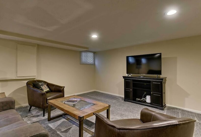 Quiet Twin Ridge Omaha House: Screened In Porch!