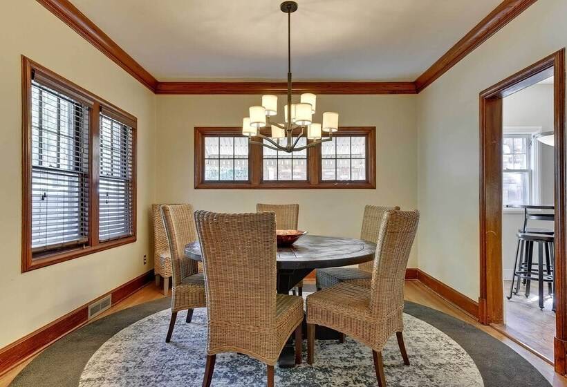 Quiet Twin Ridge Omaha House: Screened In Porch!