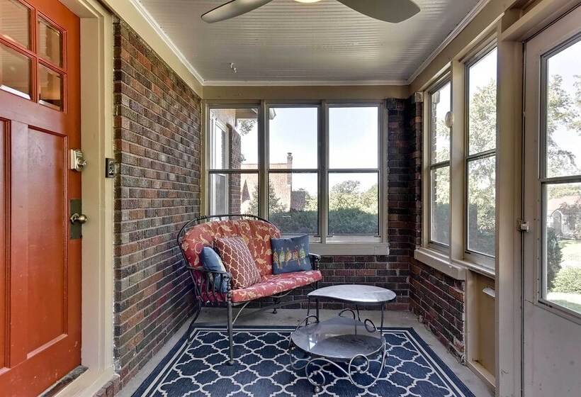 Quiet Twin Ridge Omaha House: Screened In Porch!