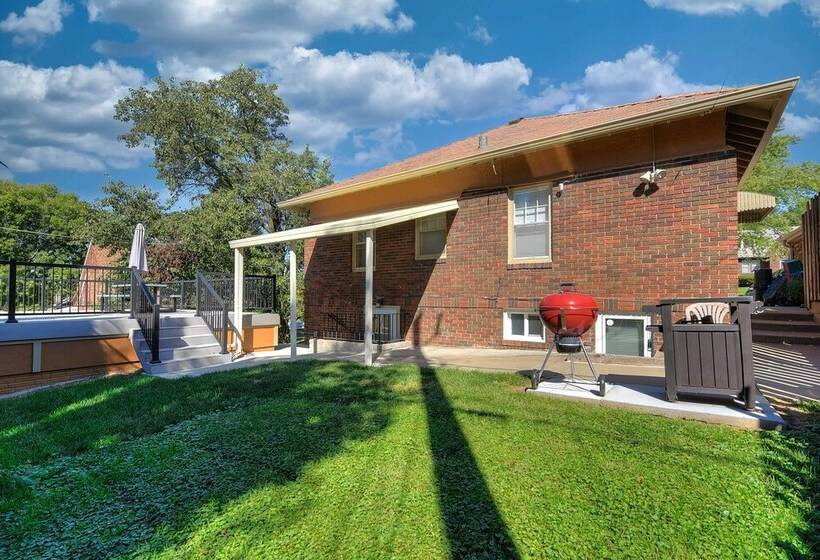 Quiet Twin Ridge Omaha House: Screened In Porch!