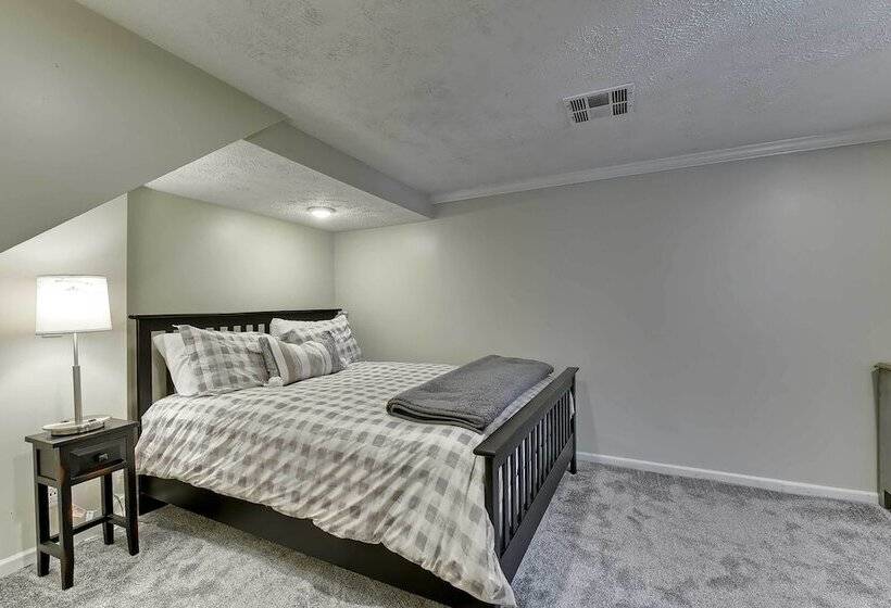 Quiet Twin Ridge Omaha House: Screened In Porch!